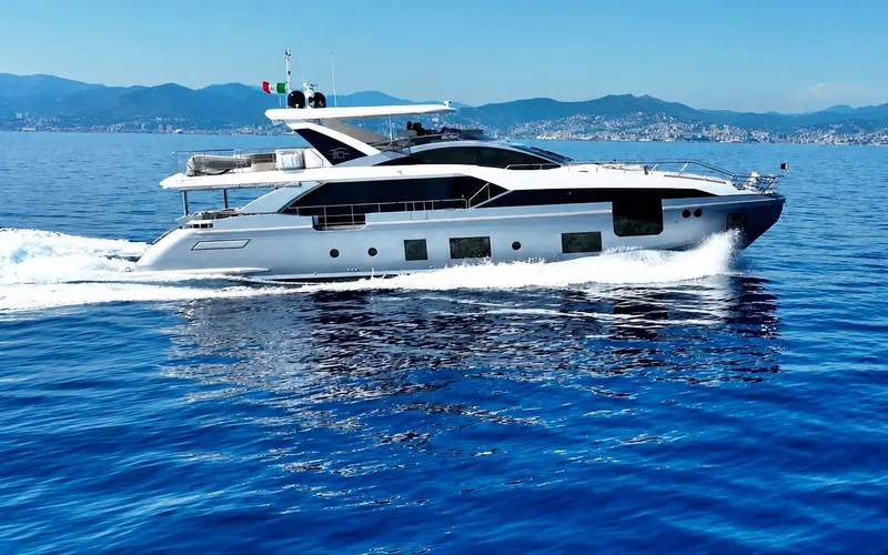 M/Y ESCAPE running along the Italian coast
