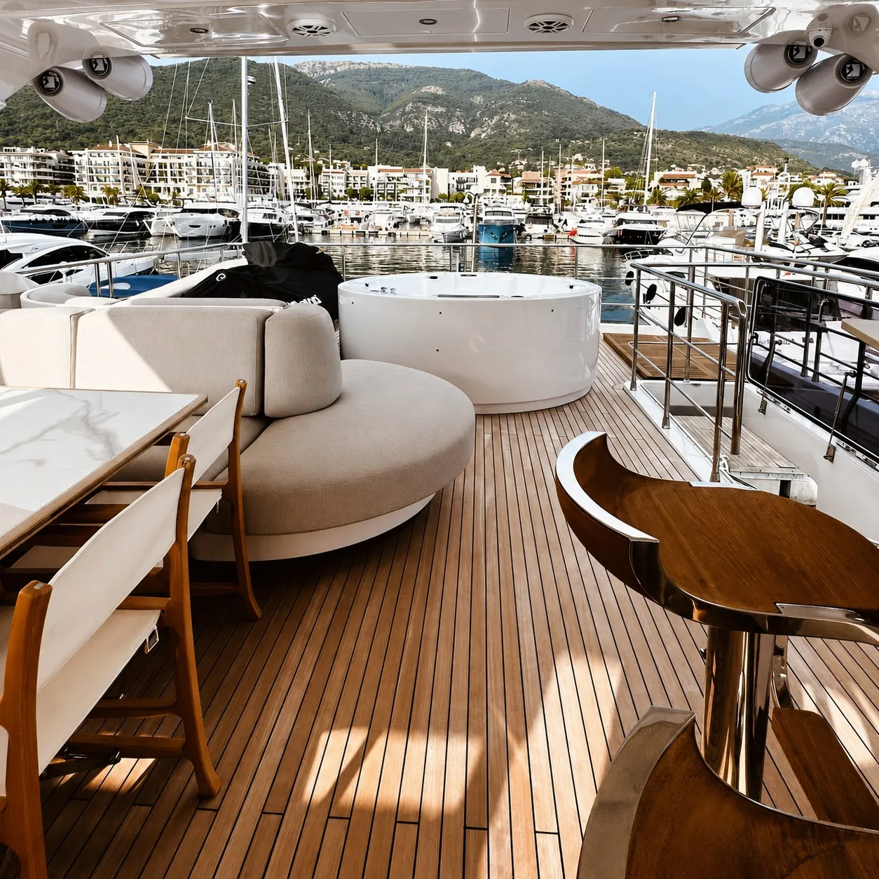 Flybridge bar and lounge