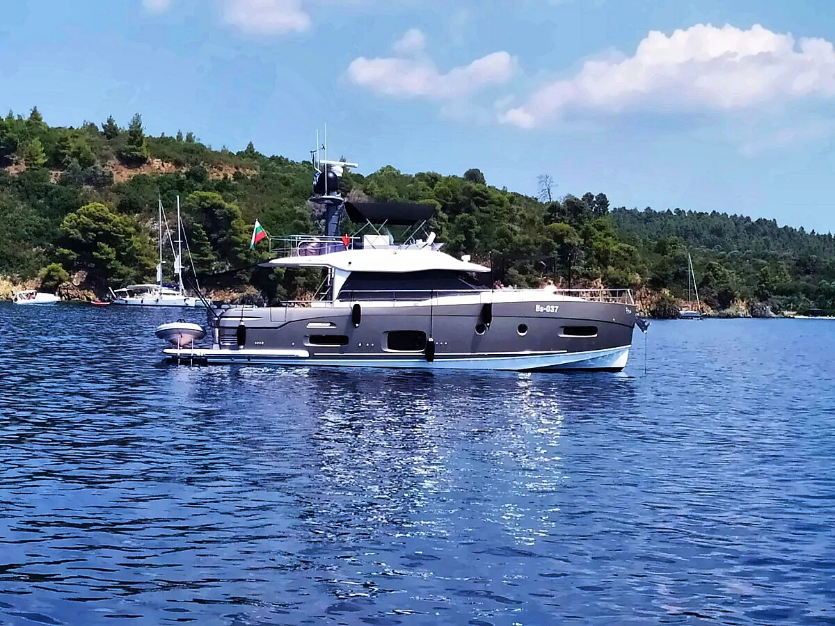 Bow profile at anchor