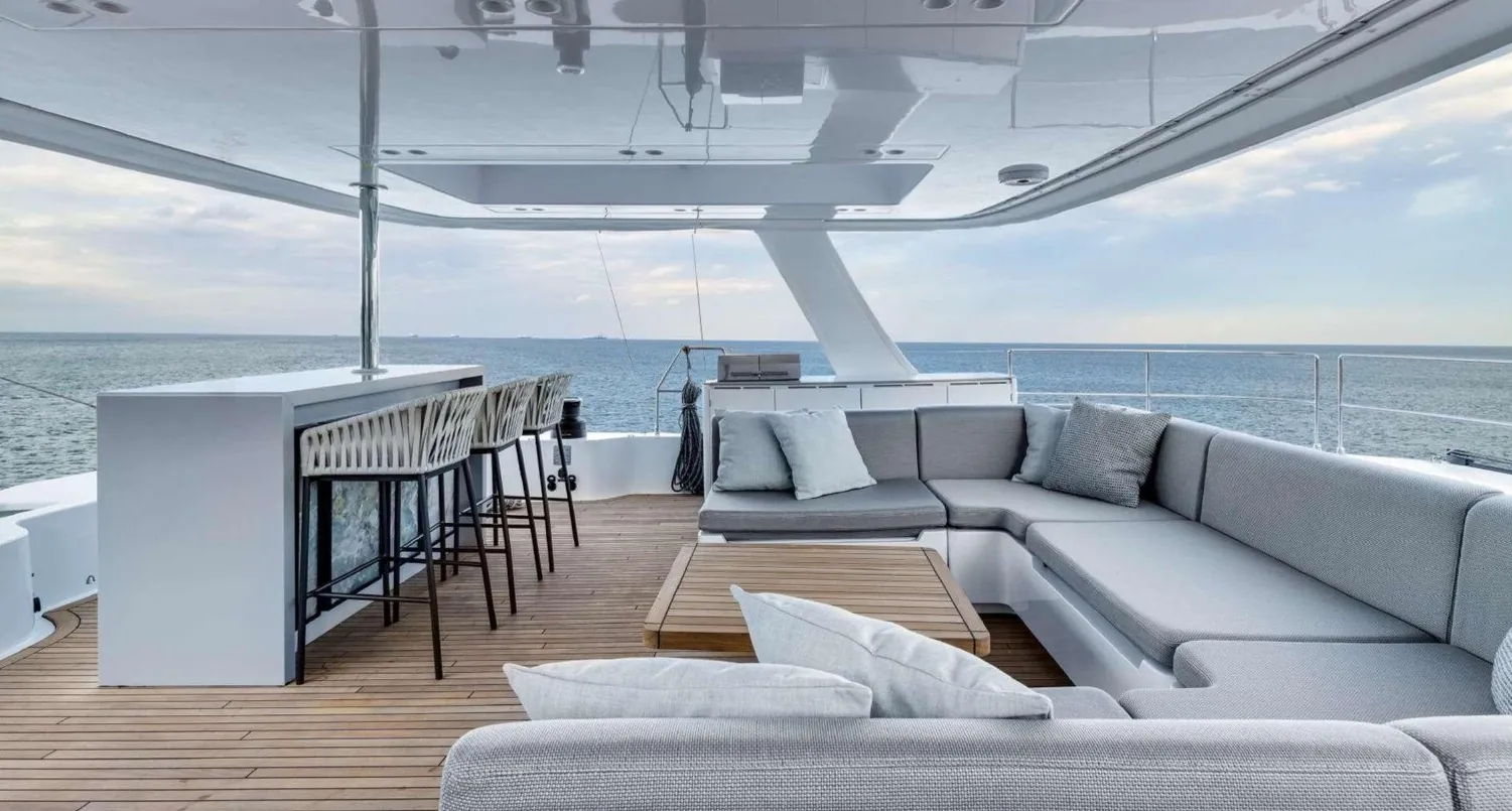 Flybridge lounge and bar