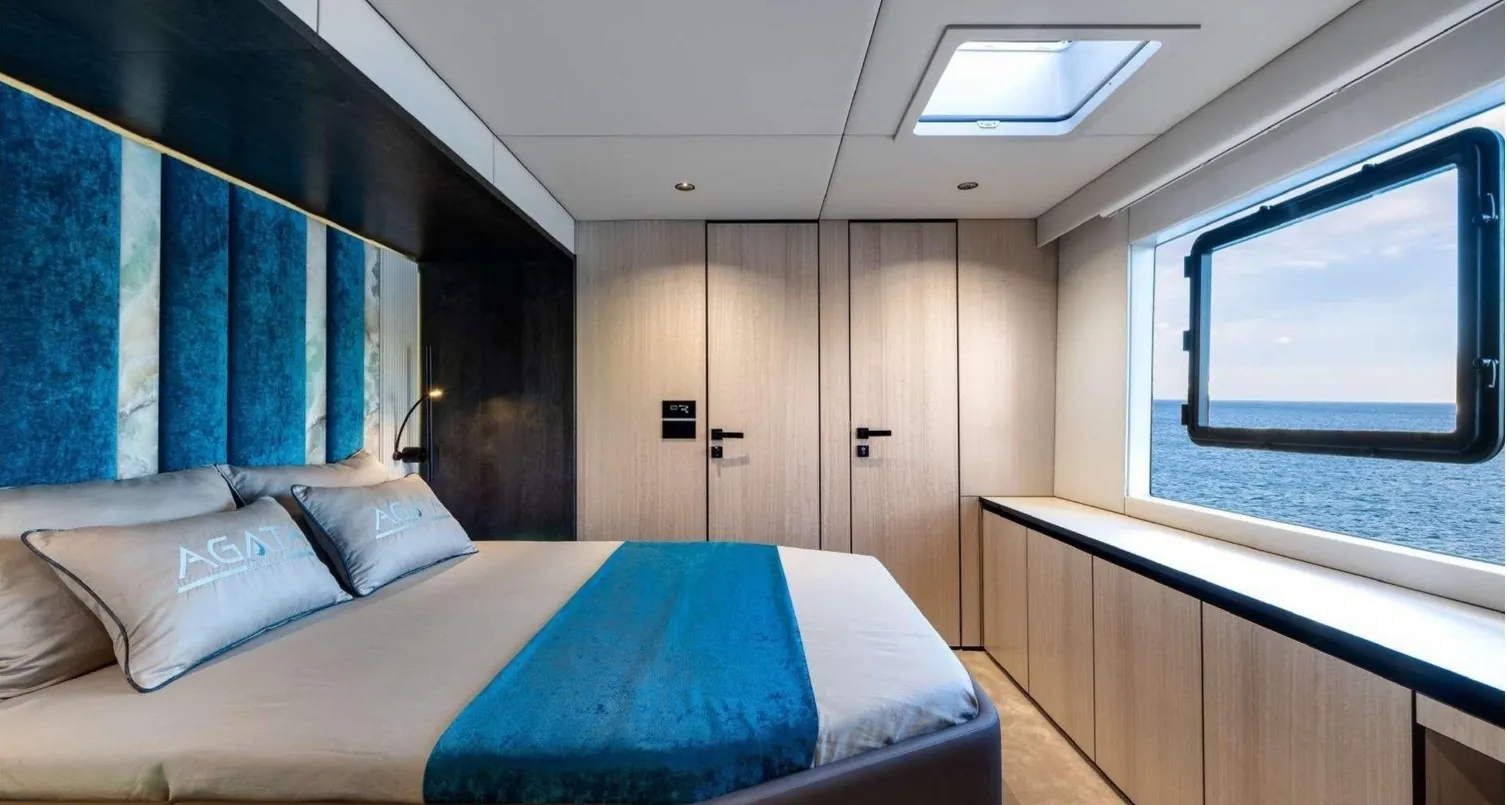 Guest cabin with hull window