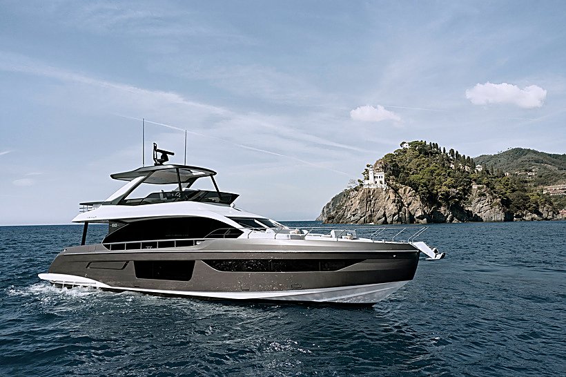 Azimut Fly 68 running near the coastline