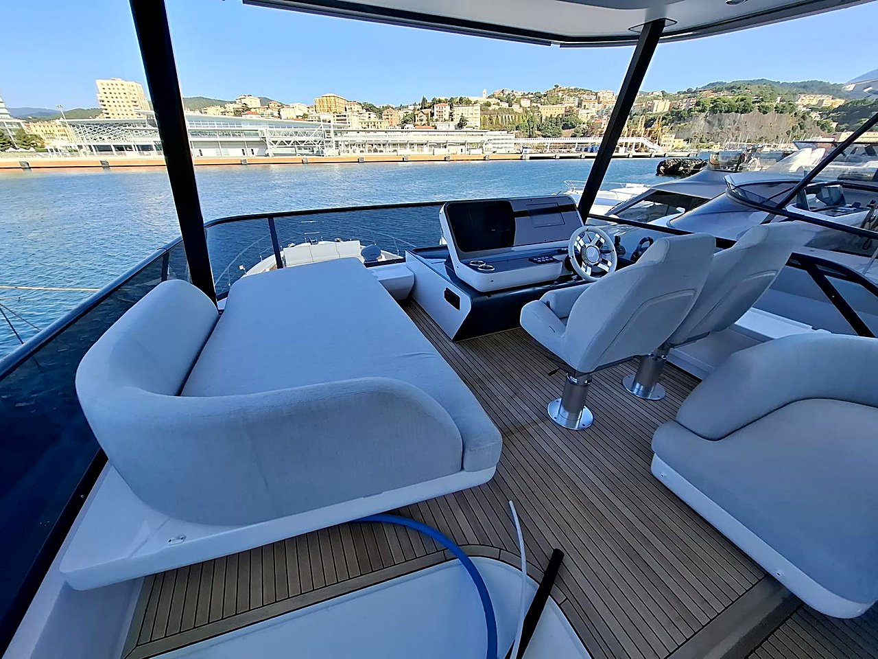 Azimut Fly 68 flybridge with helm and seating