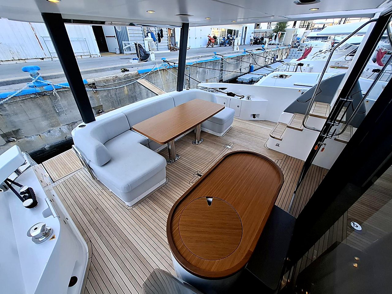 Azimut Fly 68 teak cockpit with dining table