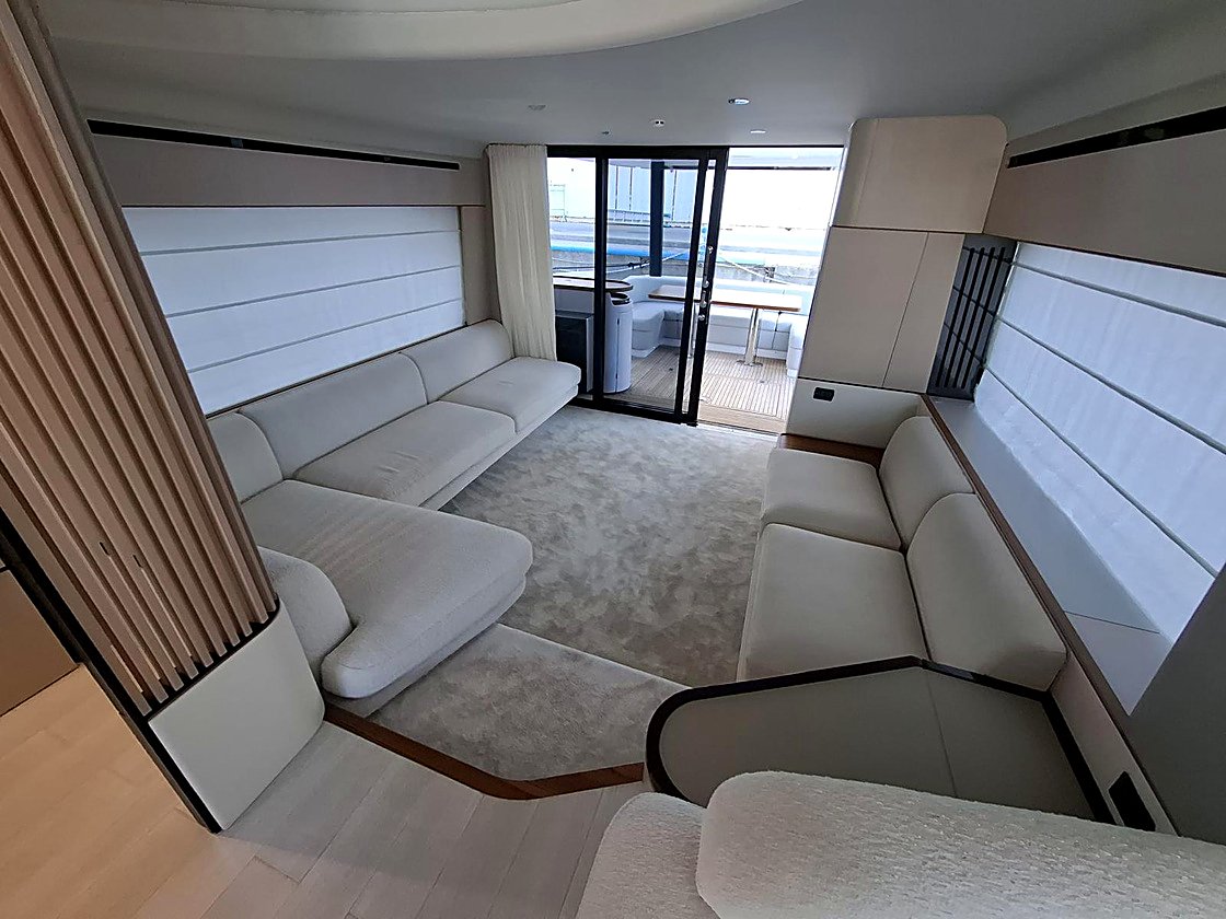 Azimut Fly 68 main salon by Achille Salvagni