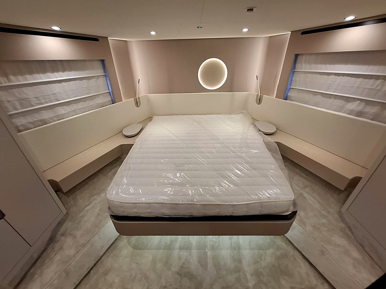 Azimut Fly 68 full-beam owner's suite