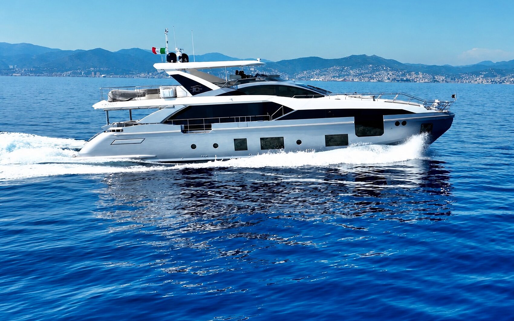 Azimut Grande 27 Metri M/Y ESCAPE running along the Italian coast