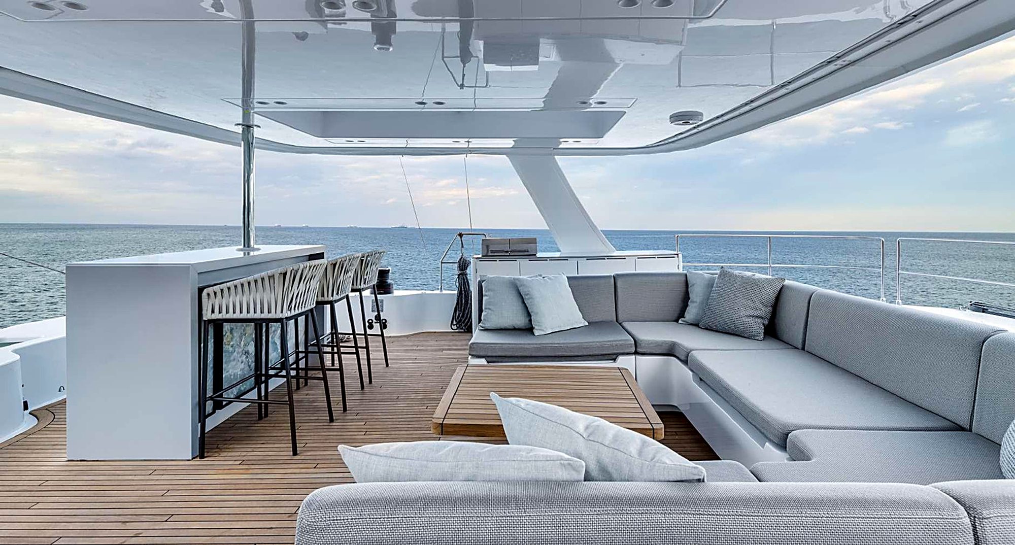 Sunreef 70 AGATA BLU flybridge lounge and bar